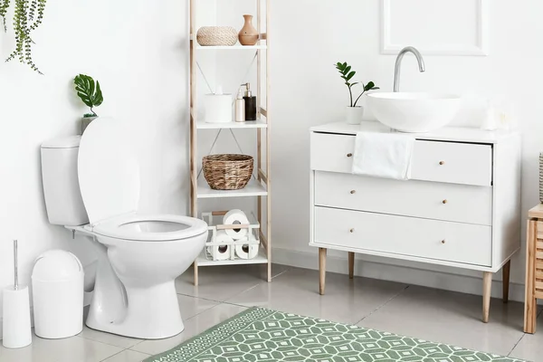 Interior Dari Toilet Putih Dengan Toilet Mangkuk Dan Dada Laci — Stok Foto