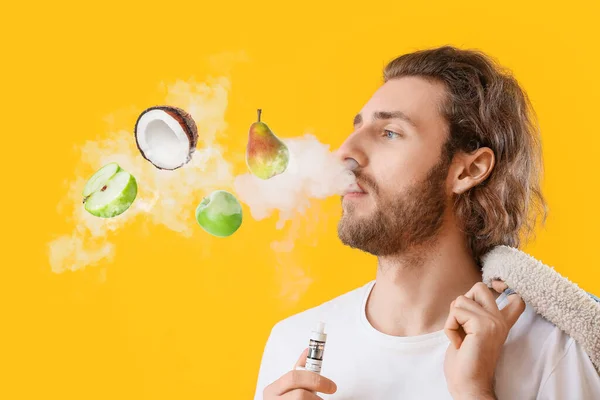 Ung Man Rökning Elektronisk Cigarett Med Frukt Smak Gul Bakgrund — Stockfoto