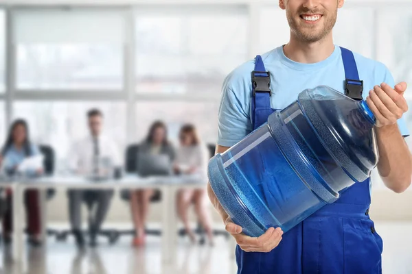 Entrega Hombre Con Gran Botella Agua Oficina — Foto de Stock
