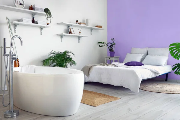 Modernes Studio Apartment Mit Komfortabler Badewanne Und Bett — Stockfoto