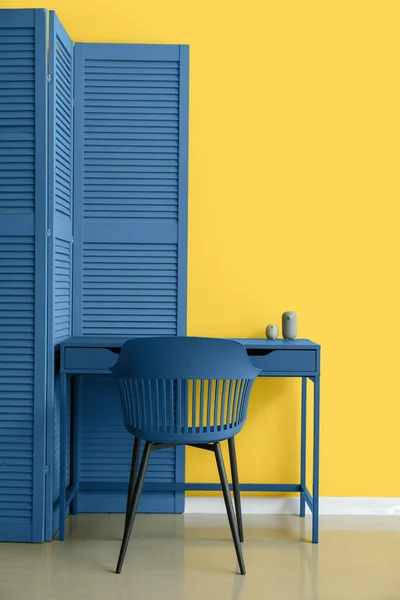 Blue Folding Screen Table Chair Yellow Wall — Fotografia de Stock