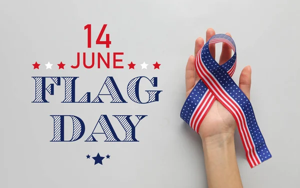 Mão Segurando Fita Cores Bandeira Americana Texto Junho Flag Dia — Fotografia de Stock