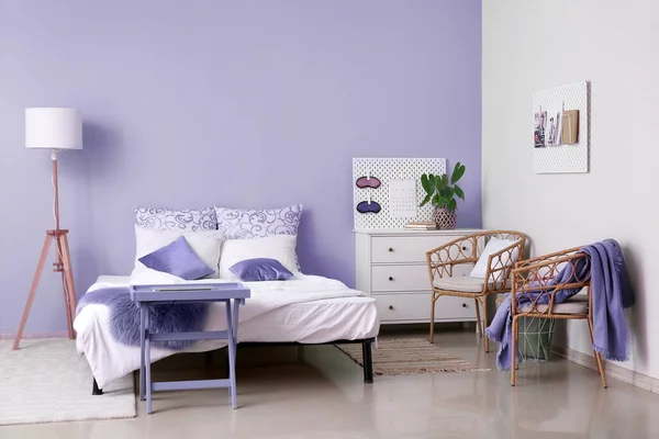 Leylak Duvarlı Şık Bir Yatak Odası — Stok fotoğraf