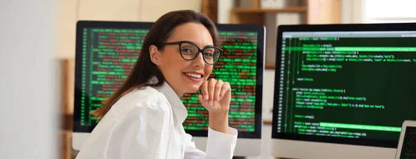 Joven Programadora Femenina Trabajando Oficina —  Fotos de Stock