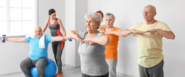 Spor Salonunda Egzersiz Yapan Bir Grup Yaşlı Insan — Stok fotoğraf