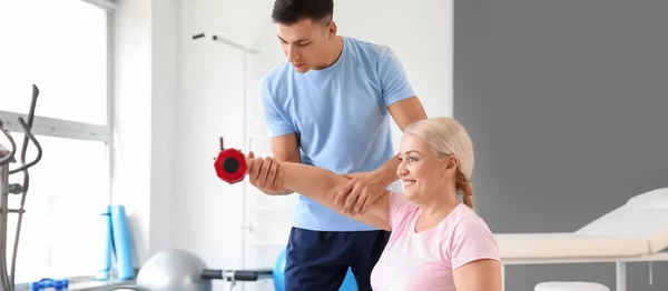 Physiotherapeutin Arbeitet Mit Erwachsenen Patienten Reha Zentrum — Stockfoto