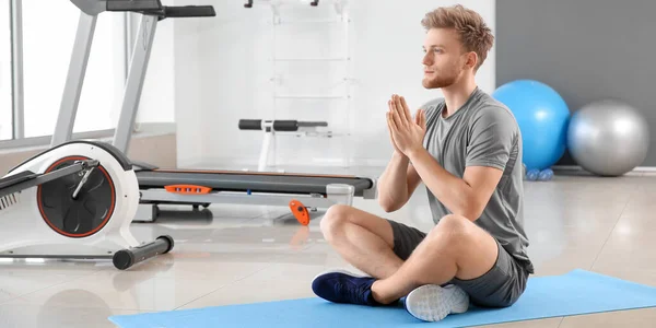 Sportif Genç Adam Pratik Yoga Içinde Spor Salonu — Stok fotoğraf