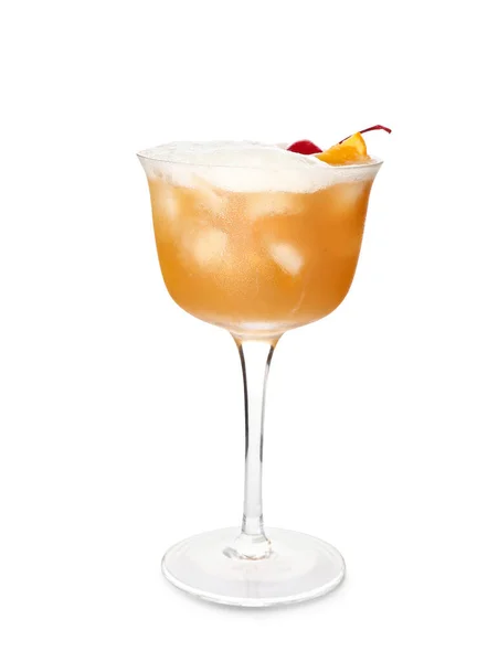 一杯美味可口的威士忌 酸鸡尾酒 樱桃和一片橙子装饰在白底上 — 图库照片