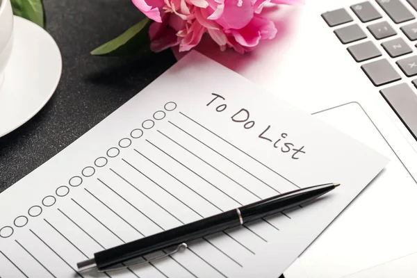 Empty List Pen Peony Flower Laptop Dark Table Closeup — Stockfoto