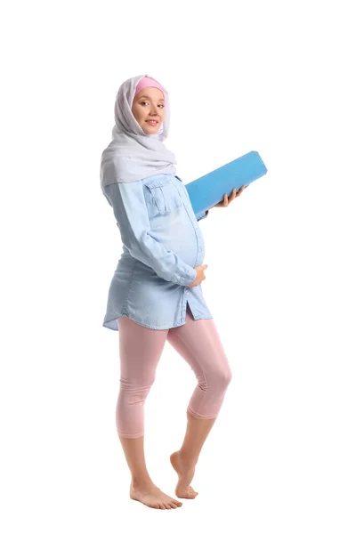 有白色背景瑜伽垫的穆斯林孕妇 — 图库照片