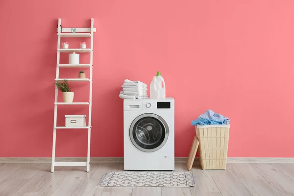 Wooden Basket Laundry Washing Machine Shelving Unit Pink Wall — Stock Photo, Image