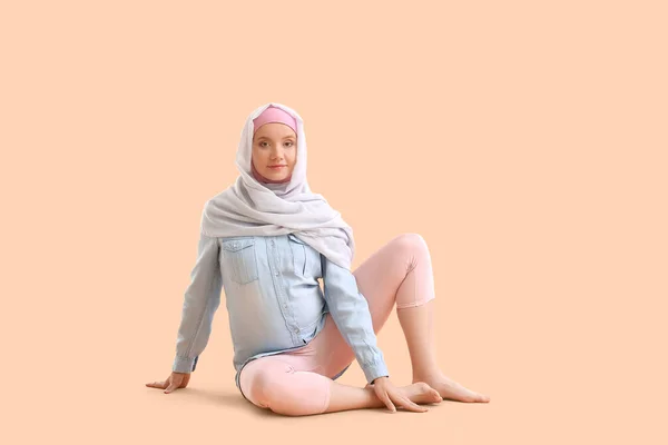 Schwangere Muslimin Praktiziert Yoga Auf Beigem Hintergrund — Stockfoto