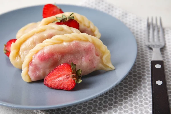 Πιάτο Νόστιμα Ζυμαρικά Φράουλα Στο Φως Φόντο Closeup — Φωτογραφία Αρχείου