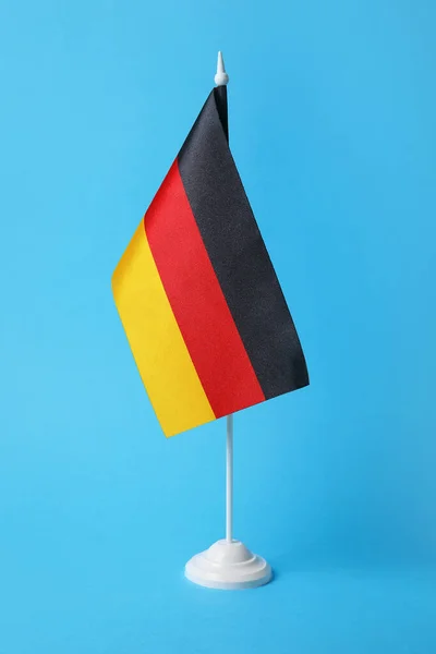 Almanya Bayrağı Mavi Zemin Üzerine — Stok fotoğraf