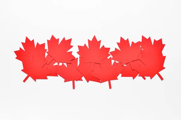 Beyaz Arka Planda Kağıt Akçaağaç Yaprakları Kanada Günün Kutlu Olsun — Stok fotoğraf
