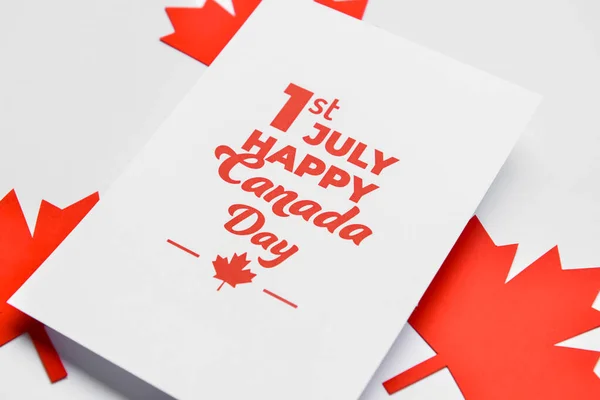Rote Ahornblätter Und Papierkarte Mit Text Juli Happy Canada Day — Stockfoto