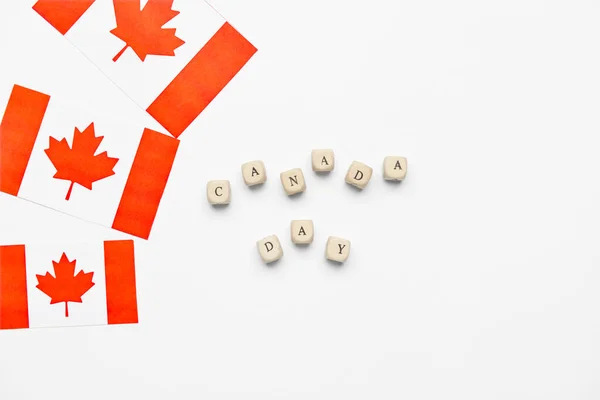 Kanada Bayrakları Canada Günü Beyaz Arkaplandaki Küplerden Yapılmıştır — Stok fotoğraf