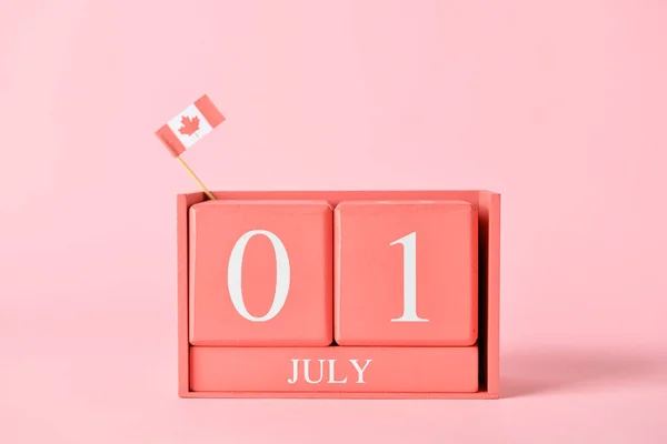 Würfelkalender Mit Datum Juli Und Kleiner Kanadischer Flagge Auf Farbigem — Stockfoto
