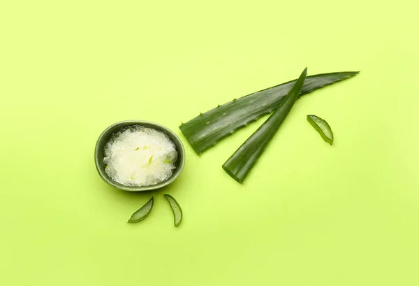 Bowl Fresh Aloe Vera Gel Leaves Green Background — Stock Photo, Image