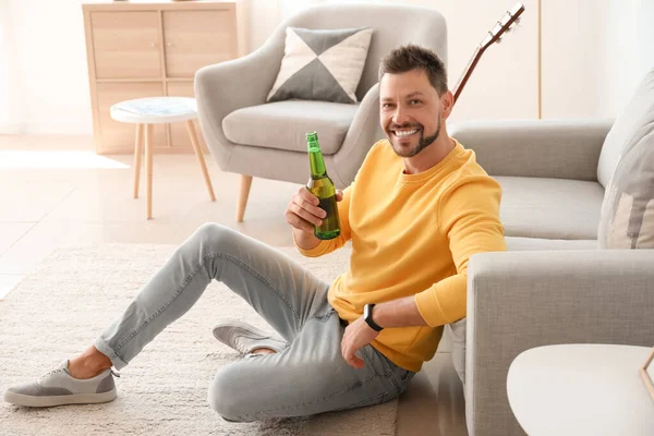 Bonito Homem Bebendo Cerveja Casa — Fotografia de Stock