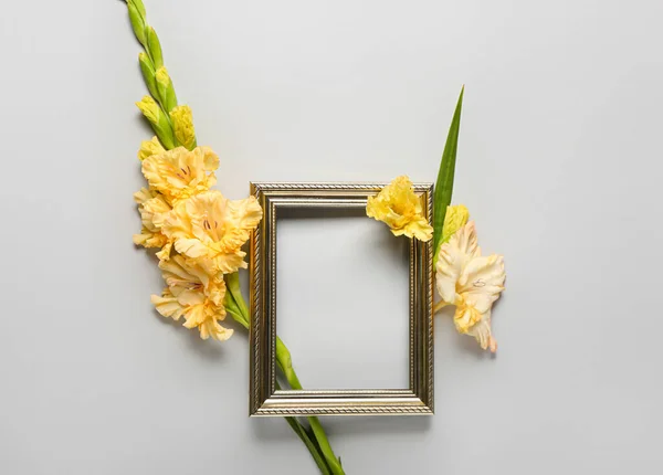 Cadre Photo Vide Fleurs Gladiolus Sur Fond Gris — Photo