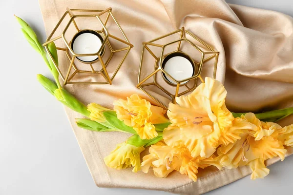 Composición Con Hermosas Flores Gladiolo Velas Sobre Fondo Claro Primer — Foto de Stock