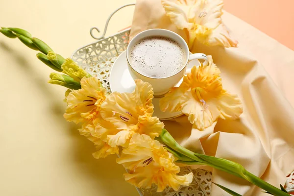 Bandeja Con Hermosas Flores Gladiolo Taza Café Sobre Fondo Color —  Fotos de Stock