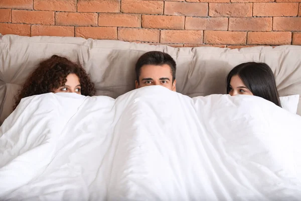 Uomo Con Due Belle Donne Letto Concetto Poliamorio — Foto Stock