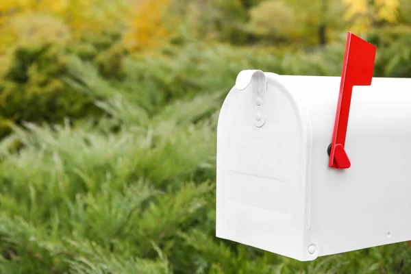 White Vintage Mailbox Red Flag — Zdjęcie stockowe