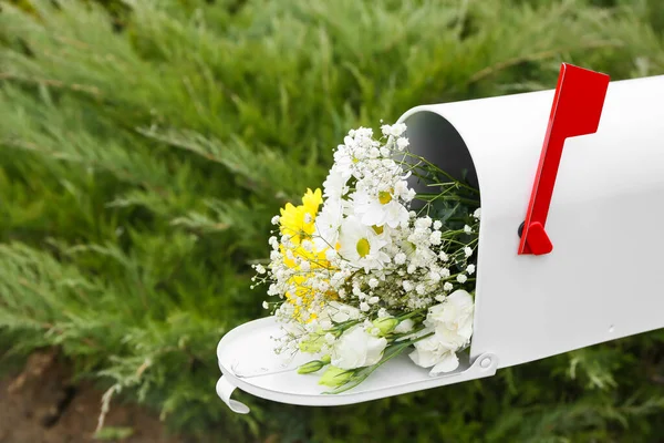 美しい花の屋外のメールボックス — ストック写真
