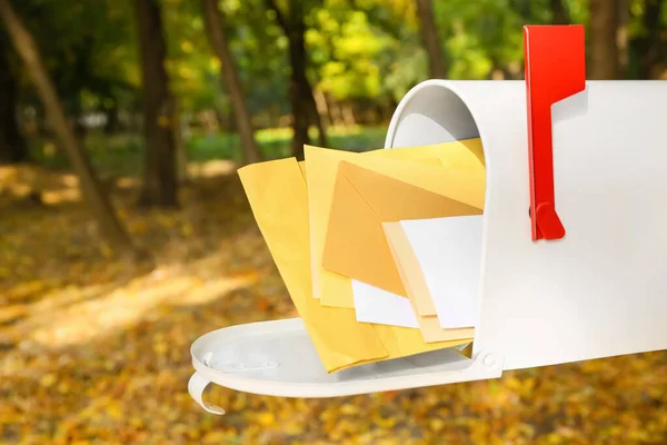 Briefkasten Mit Briefen Und Karten Herbstpark — Stockfoto