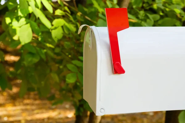 Λευκό Vintage Γραμματοκιβώτιο Στο Πάρκο — Φωτογραφία Αρχείου