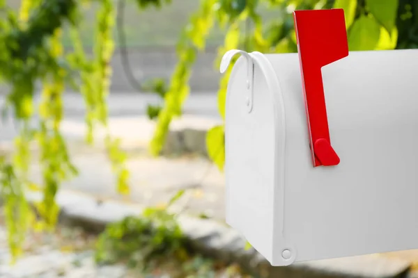 Mailbox Red Flag Outdoors — Stockfoto