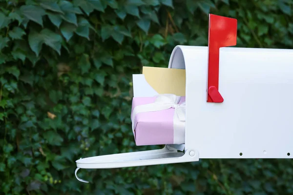 Briefkasten Mit Geschenk Und Briefen Freien — Stockfoto