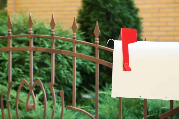 Vintage Briefkasten Mit Roter Fahne Freien — Stockfoto