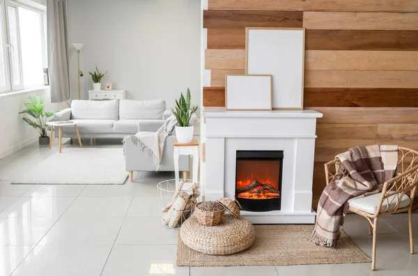 Şömine rafı, odun ve çerçeveli modern oturma odasının içi.