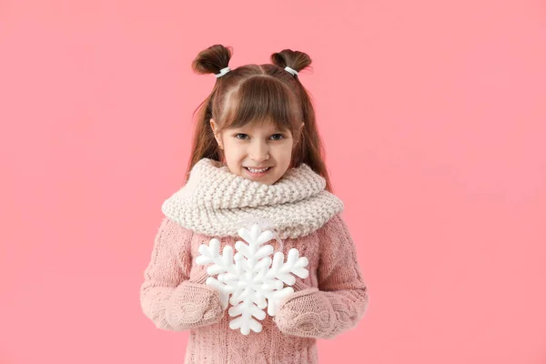 Χαριτωμένο Κοριτσάκι Χειμωνιάτικα Ρούχα Και Νιφάδες Χιονιού Ροζ Φόντο — Φωτογραφία Αρχείου
