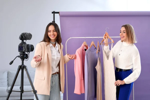 Молодые Блогеры Моды Модной Одеждой Записывают Видео Студии — стоковое фото