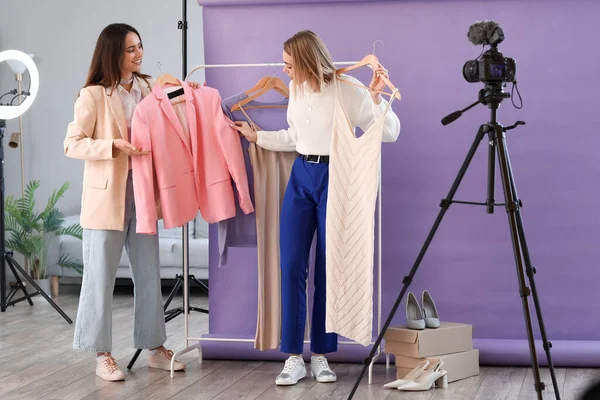 Молодые Блогеры Моды Модной Одеждой Записывают Видео Студии — стоковое фото