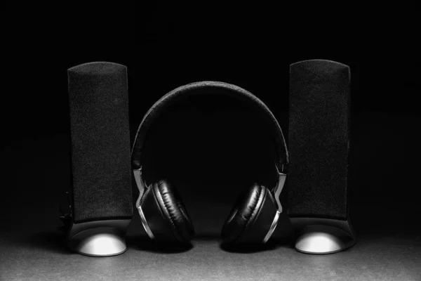Speakers Headphones Dark Background — Stock Photo, Image