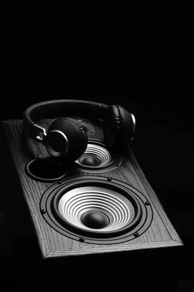 Modern Loudspeaker Headphones Dark Background —  Fotos de Stock