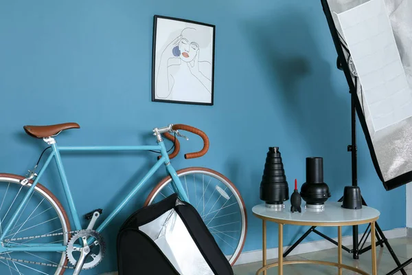 Bicycle Table Different Equipment Color Wall Photo Studio Interior — Stock Photo, Image