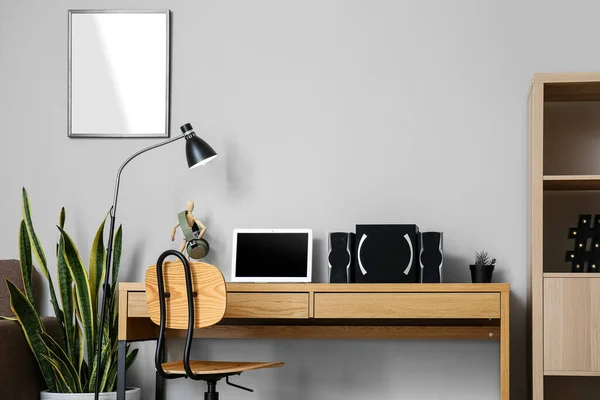 Modern Laptop Speakers Table Light Wall — Stock fotografie