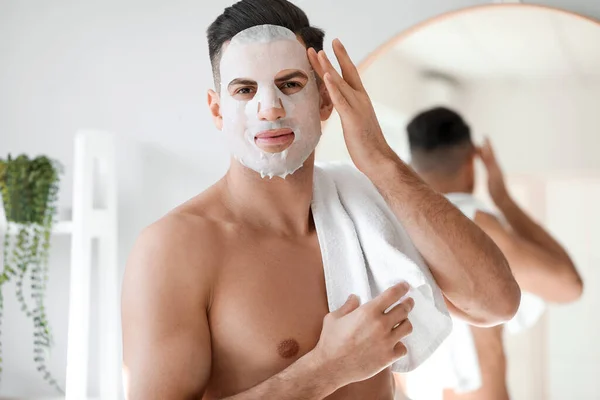 Mooie Man Met Gezichtsmasker Handdoek Badkamer — Stockfoto