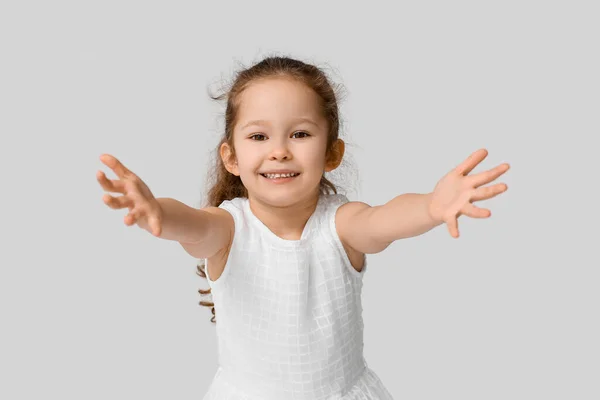 Mała Dziewczynka Otwiera Ramiona Przytulania Szarym Tle — Zdjęcie stockowe