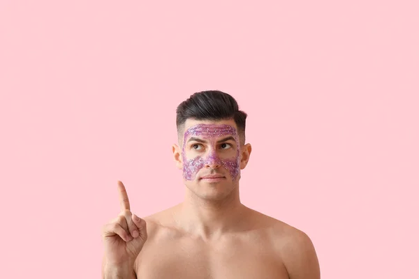 Bello Uomo Con Maschera Glitter Sfondo Rosa — Foto Stock