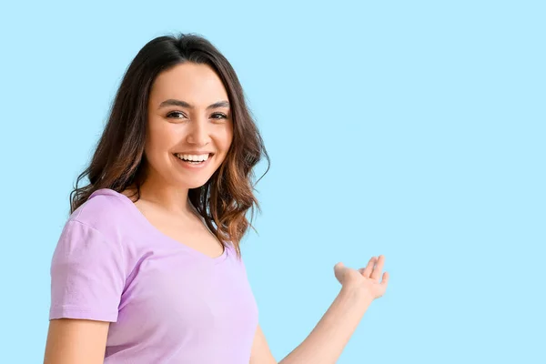 Young Woman Showing Something Color Background — Stockfoto