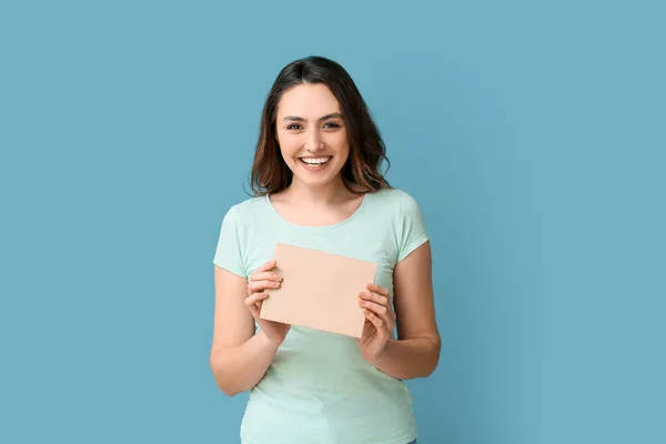 Junge Frau Mit Umschlag Auf Farbigem Hintergrund — Stockfoto
