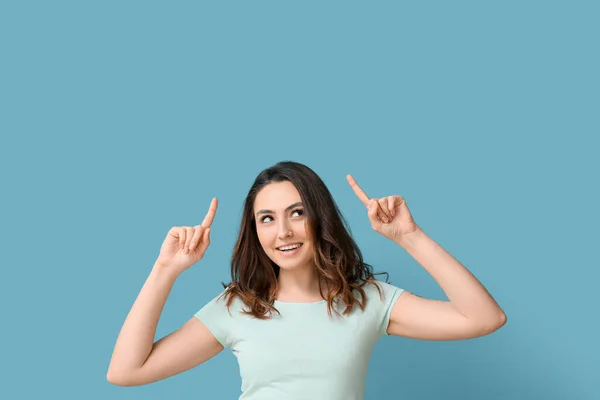 Young Woman Pointing Something Color Background — Zdjęcie stockowe