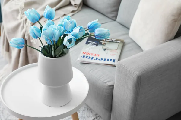 Aydınlık Oturma Odasındaki Masada Mavi Laleli Vazo — Stok fotoğraf